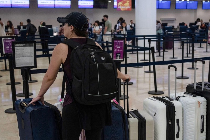 Turistă pe aeroportul din Cancun, Mexic, în timp ce mai multe zboruri sunt anulate. FOTO: Alamy / Profimedia