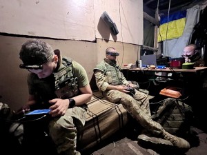 Detașamentul special operatori drone din cadrul Batalionului „Ahile”, Brigada 92 a Armatei Ucrainene pe frontul din regiunea Harkiv în timpul unei misiuni de noapte