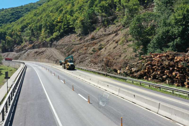 VIDEO OFICIAL S-a deschis complet circulația rutieră pe Valea Oltului, cu două zile mai devreme decât era planificat / O bandă, însă, va rămâne închisă cât timp se va lucra la autostradă