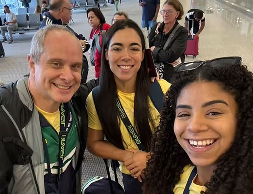 Antrenorul Dragoș Stănică împreună cu două sportive din Brazilia pe care le antrenează. Foto: Instragram/Dragoș Stănică