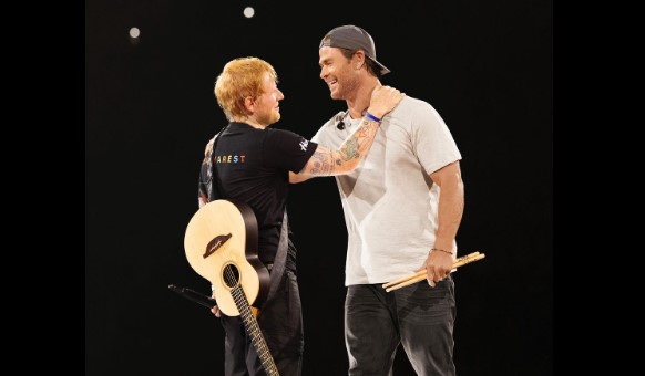 VIDEO Actorul Chris Hemsworth a cântat aseară cu Ed Sheeran pe Arena Națională / În ce a constat provocarea