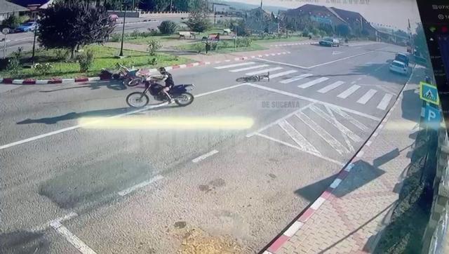 VIDEO Imagini teribile. Copil de 11 ani, pe bicicletă, lovit de doi motocicliști pe o trecere de pietoni din Suceava