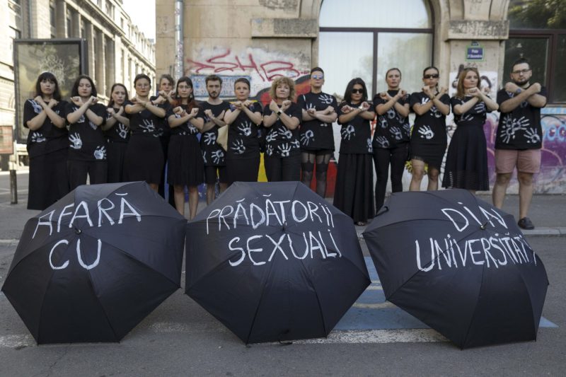 VIDEO Protest în Piața Universității față de hărțuirea sexuală din mediul academic și abuzurile „suferite în tăcere de multe studente”