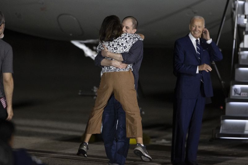 VIDEO „O zi incredibilă”: prizonierii eliberați de Rusia au fost întâmpinați de Biden și Harris pe aeroport, în SUA. Trump critică schimbul de deținuți