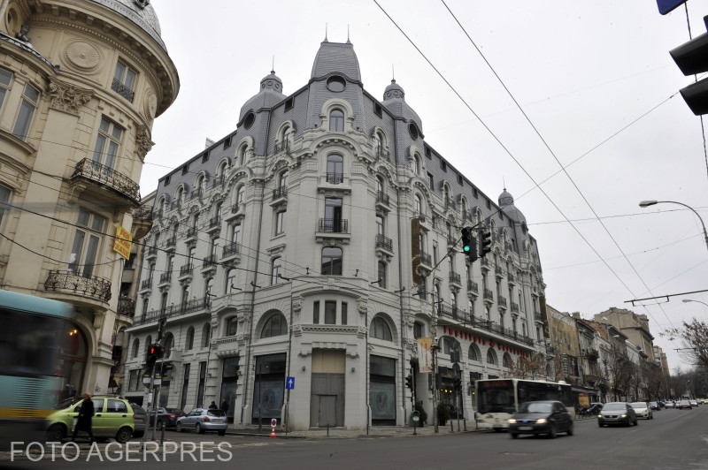 Imagini cu cladirea Hotelului Cismigiu din Bucuresti, la parterul careia a functionat celebra Berarie Gambrinus. Foto: Agerpres