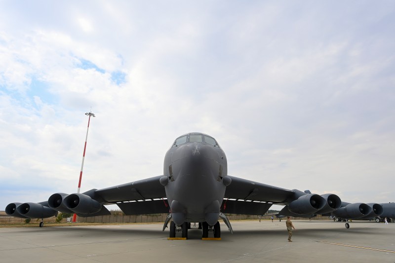 Două bombaridere strategice B-52H Stratofortress ce alcatuiesc a 20-a Escadrilă Expediționară de Bombardament (20th Expeditionary Bomb Squadron), la baza aeriana Mihail Kogalniceanu, in Judetul Constanta, 23 iulie 2024. Inquam Photos / Eduard Vînătoru