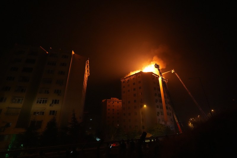 Flăcările s-au răspândit la una dintre clădirile TOKI din cartierul Zubeyde Hanim, aprinzând un incendiu în complexul de apartamente, în timp ce eforturile de combatere a incendiilor aeriene și terestre sunt în curs de desfășurare pentru a stinge incendiul, care a izbucnit în zona Yamanlar Karatepe din districtul Karsiyaka din Izmir pe 16 august 2024. Foto: AA/ABACA / Abaca Press / Profimedia