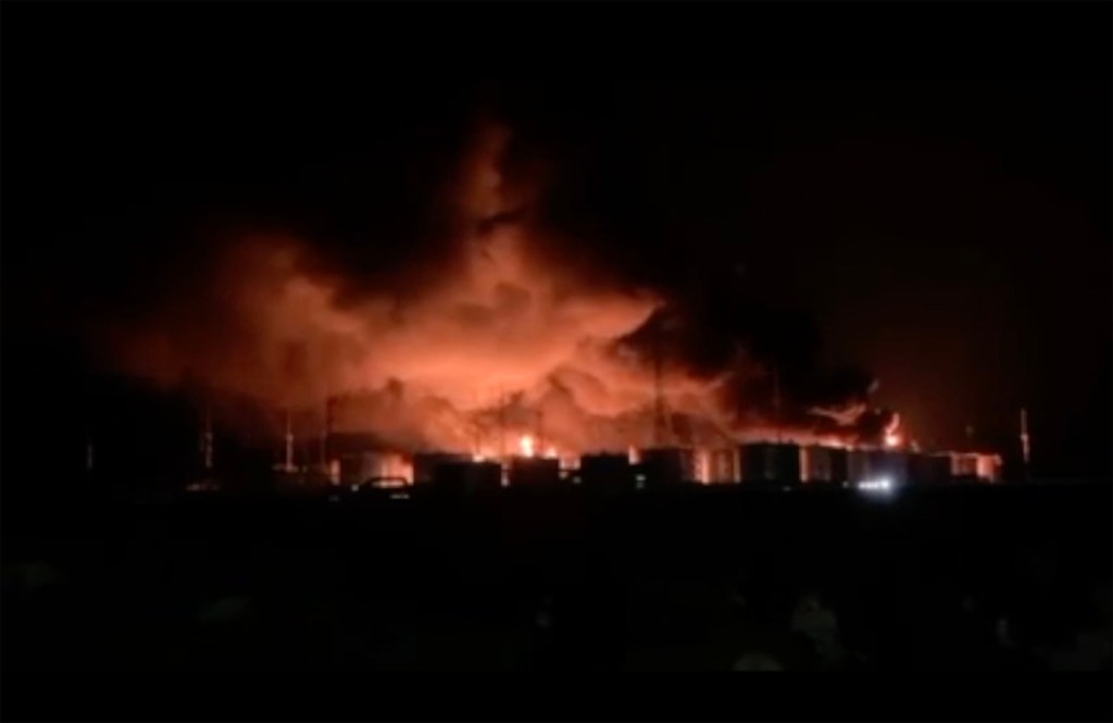 Incendiu major la un depozit de petrol din Proletarsk, regiunea Rostov, după un atac ucrainean cu dronă kamikaze. Foto: east2west news / WillWest News / Profimedia