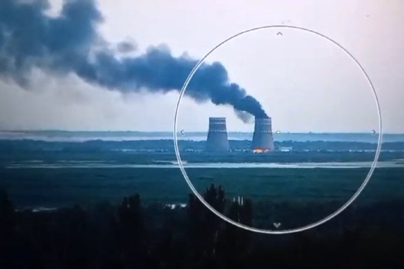 Această captură video preluată dintr-un material difuzat de biroul președintelui ucrainean Volodimir Zelenski la 11 august 2024, arată un incendiu la un turn de răcire al centralei nucleare Zaporojie, controlată de Rusia, în Energodar, în sudul Ucrainei.Handout / AFP / Profimedia