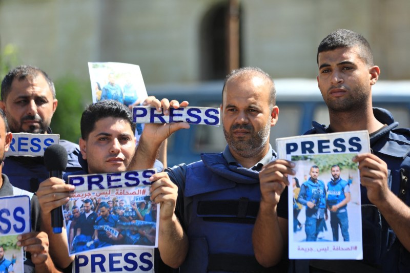 Zeci de jurnaliști au protestat cu fotografiile ale colegilor lor, reporterul Al Jazeera Ismail al-Ghoul și cameramanul Rami al-Rifi, care și-au pierdut viața ăntr-un atac israelian în orașul Gaza, Gaza. Foto: Dawoud Abo Alkas / AFP / Profimedia