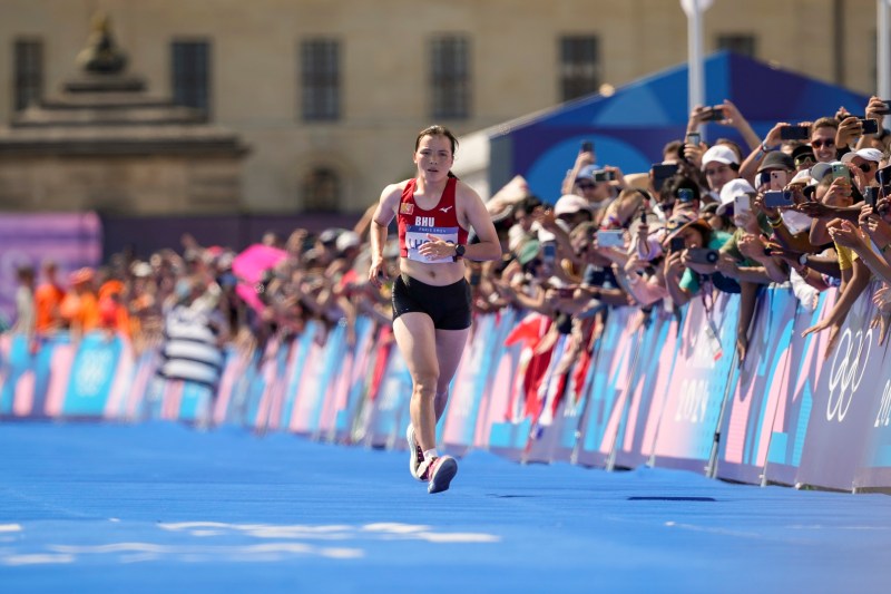 VIDEO „Ce moment a fost acesta!”: Imagini emoționante cu primirea celei care a terminat pe ultimul loc maratonul Paris 2024