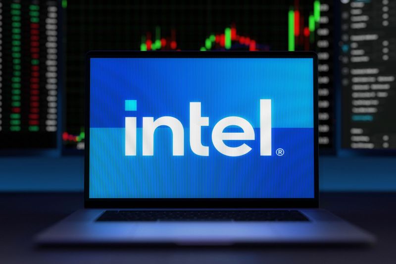 Intel caută soluții radicale pentru a depăși cea mai grea perioadă din istoria sa