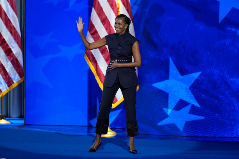 Fosta primă doamnă Michelle Obama salută susținătorii înainte de a lua cuvântul la Convenția Națională Democrată marți, 20 august 2024, la Chicago. Foto: Scott Applewhite / AP / Profimedia