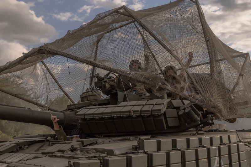 Militari ucraineni conduc un tanc T-64 de fabricație sovietică în regiunea Sumî, în apropiere de granița cu Rusia, la 11 august 2024. Foto: Roman PILIPEY / AFP / Profimedia