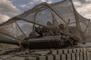 Militari ucraineni conduc un tanc T-64 de fabricație sovietică în regiunea Sumî, în apropiere de granița cu Rusia, la 11 august 2024. Foto: Roman PILIPEY / AFP / Profimedia