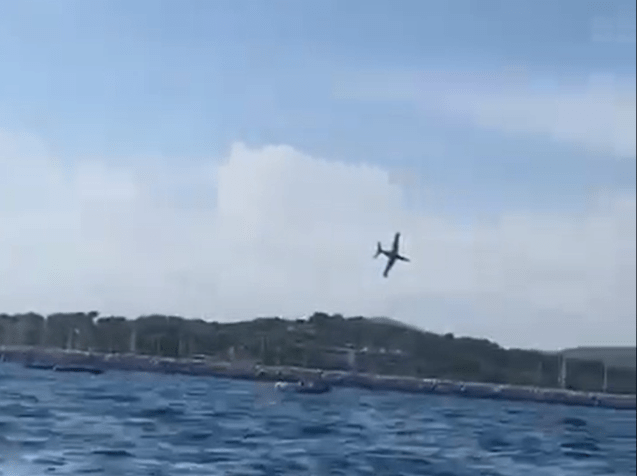 Momentul in care avionul Fouga Magister se prabuseste in mare in timpul unui spectacol aviatic in Franta / FOTO Captură video Twitter