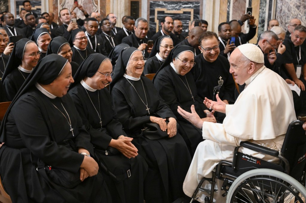 Papa Francis face călugărițele să râdă într-o audiență privată pentru participanții la diverse Capitole Generale la Vatican. Foto: Vatican Media / Zuma Press / Profimedia