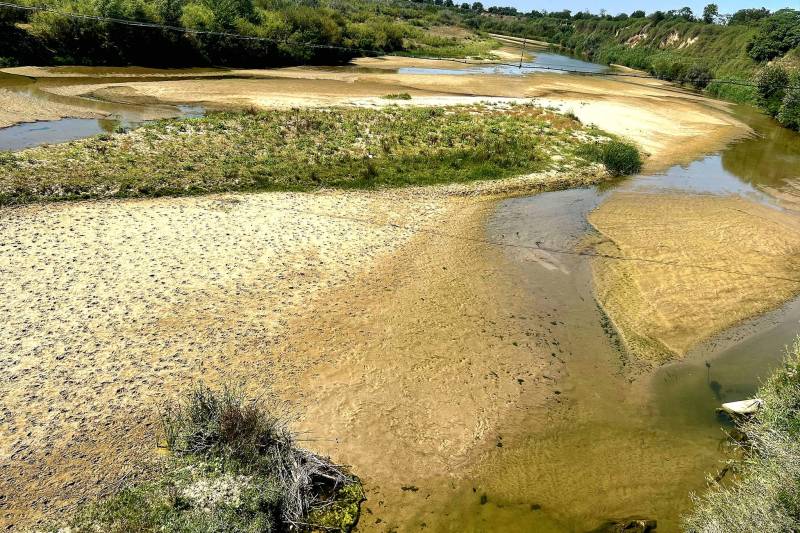 FOTO Apele Române: Alte două râuri au secat și debitul Dunării va scădea / Sute de localități primesc apă doar în anumite intervale orare / Apelul instituției