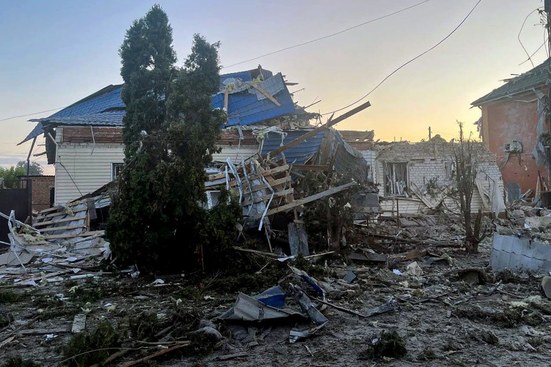 Fotografie publicată de guvernatorul regiunii Kursk, Alexei Smirnov, pe canalul său Telegram, arată pagubele din orașul Sudzha la 6 august 2024, cauzate de bombardamentele forțelor ucrainene în regiunea rusă Kursk. Rusia a declarat la 6 august 2024 că a respins o tentativă de incursiune a armatei ucrainene în regiunea de frontieră Kursk. Foto: AFP / AFP / Profimedia