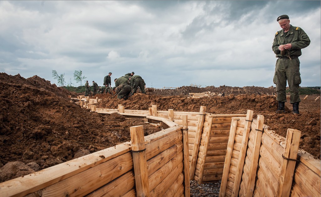Într-un act de aparentă disperare, trupele ruse au început să sape tranșee în regiunea Kursk, la 80 km de graniță, în timp ce trupele ucrainene continuă să avanseze. Foto: Not supplied / WillWest News / Profimedia