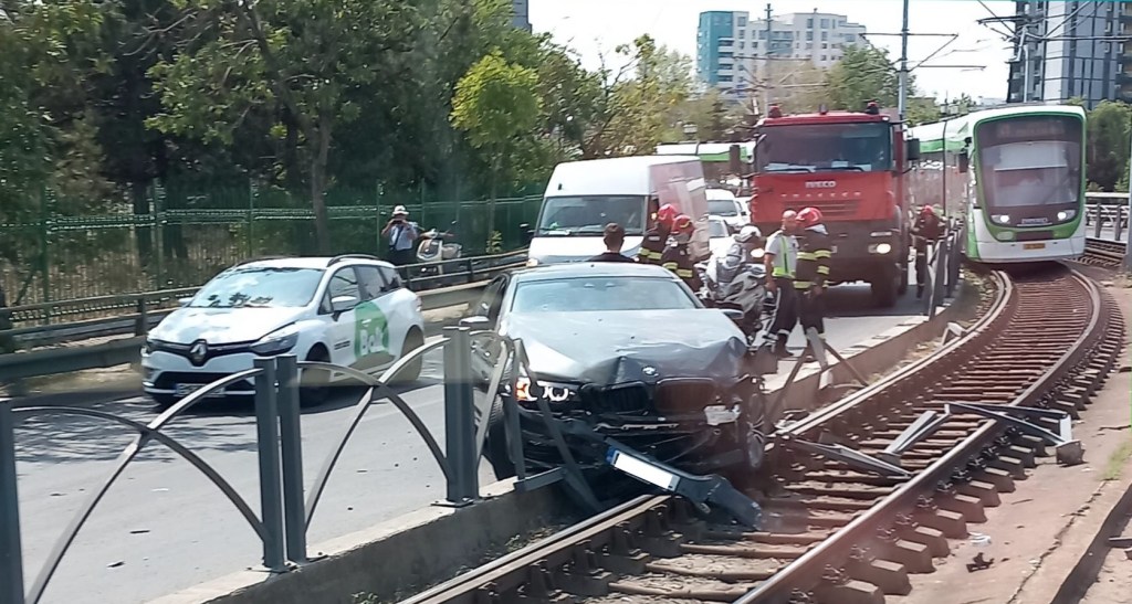 Mașina a rămas blocată pe linia de tramvai. Foto: Facebook / STB