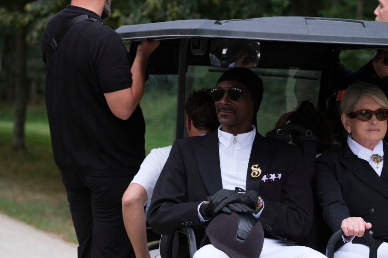 Snoop Dogg, pe numele său real Calvin Cordozar Broadus, Jr. concurează în timpul Jocurilor Olimpice la Palatul Versailles, pe 3 august 2024. Foto: BRICOT Christophe / AFP / Profimedia