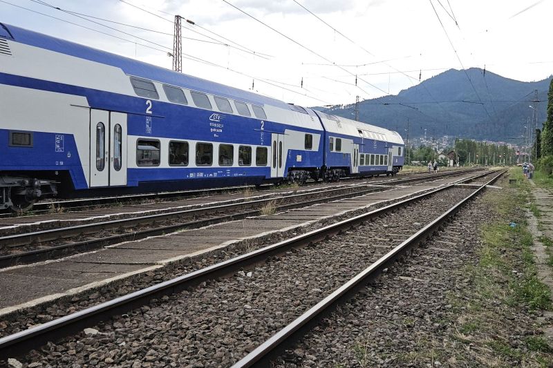 Un vagon al unui tren CFR Călători a deraiat în județul Timiș