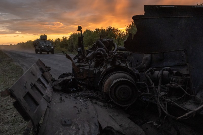 Vehicul militar ucrainean în regiunea Sumî, în apropiere de granița cu Rusia. Ucraina a lansat o ofensivă surpriză în regiunea Kursk de la granița cu Rusia la 6 august 2024, cucerind zeci de sate în cel mai important atac transfrontalier pe teritoriul rus de la al Doilea Război Mondial. Foto: Roman PILIPEY / AFP / Profimedia