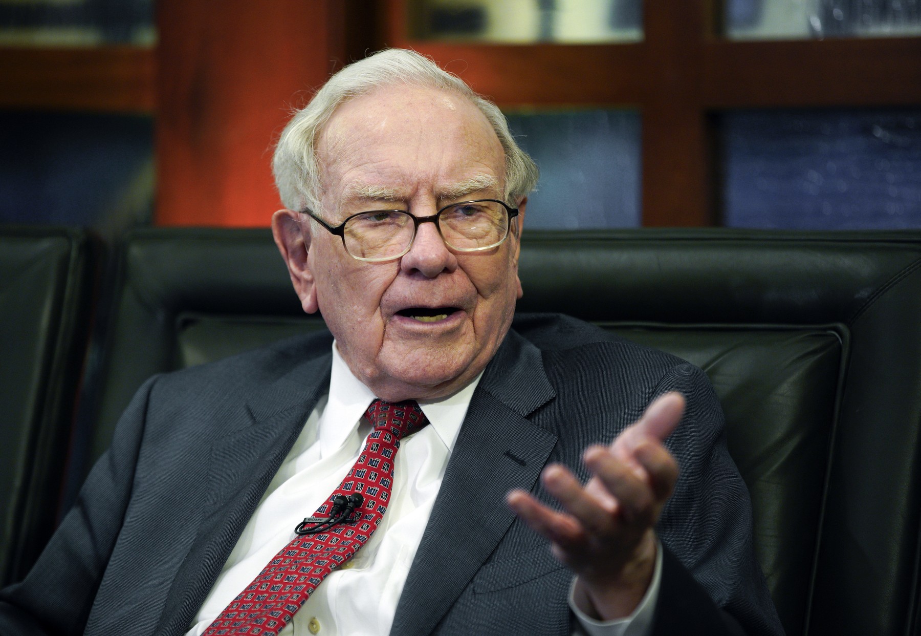 Coincidență sau plan genial? Mișcarea făcută de Warren Buffett cu acţiunile sale de la Apple