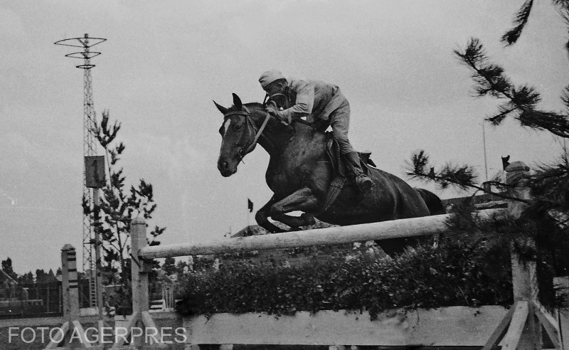 Concurs de echitatie pe hipodromul Baneasa, 1951 / FOTO Agerpres