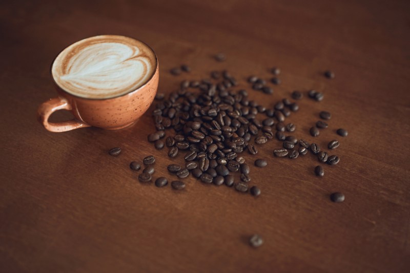 Consumul de cafea poate amplifica efectele cortizolului, menținându-te energic și concentrat pentru restul zilei. Foto: Shutterstock