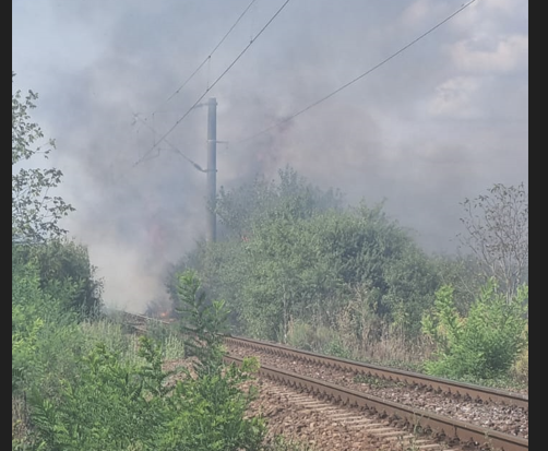 VIDEO Două incendii de vegetație au blocat circulația feroviară. 11 trenuri afectate. Traficul rutier este îngreunat pe Autostrada A2.