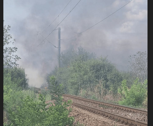 Doua incendii de vegetatie afecteaza circulatia feroviara - Cărbunești - Jupânești/ FOTO CFR SA