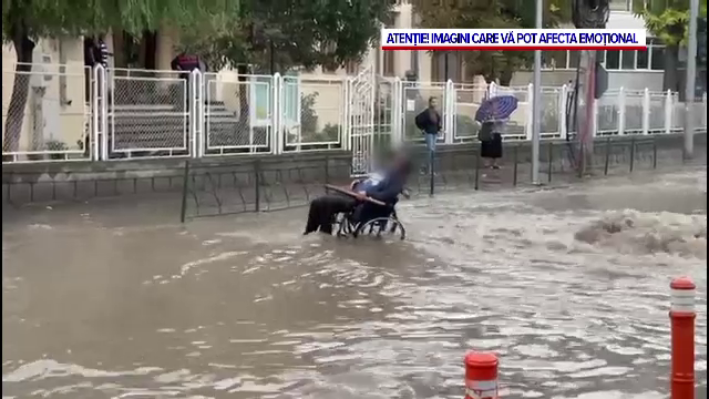 Final de vară cu vreme extremă pe litoral. Imagini dramatice cu un bărbat în scaun de rotile prins de șuvoaie