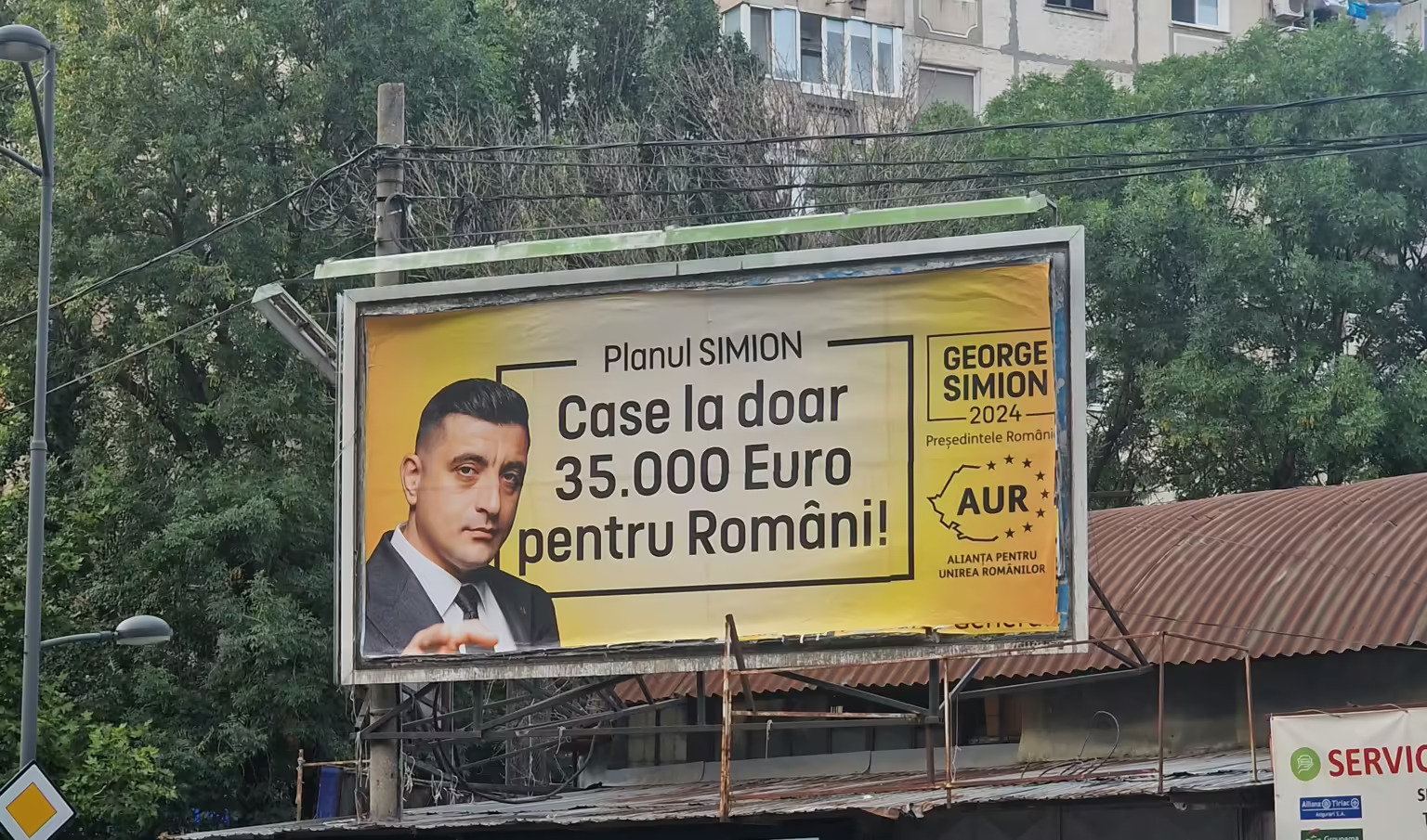 INVESTIGAȚIE SNOOP. Cât costă panourile lui George Simion cu „case la 35.000 euro”: „Atât ne putem permite”