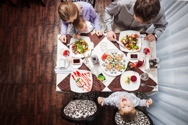 Cina la restaurant. Ceea ce părea un răsfăț se transformă, odată cu apariția unui copil, într-o cursă contra cronometru. Foto: Shutterstock