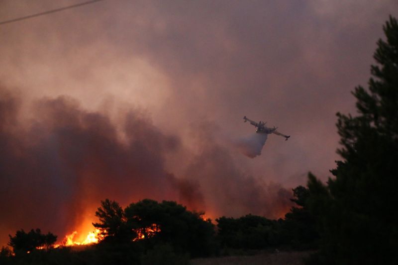 VIDEO Incendiu de vegetație scăpat de sub control lângă Atena / Mai multe localități evacuate, inclusiv orașul Marathon, după „o noapte de coșmar” – Hartă