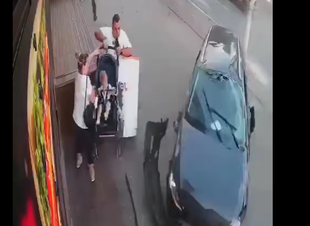 o familie isi salveaza copilul in ultima clipa din fata unei masini care a intrat pe trotuar / FOTO / Captura video Munikipiul Galaț