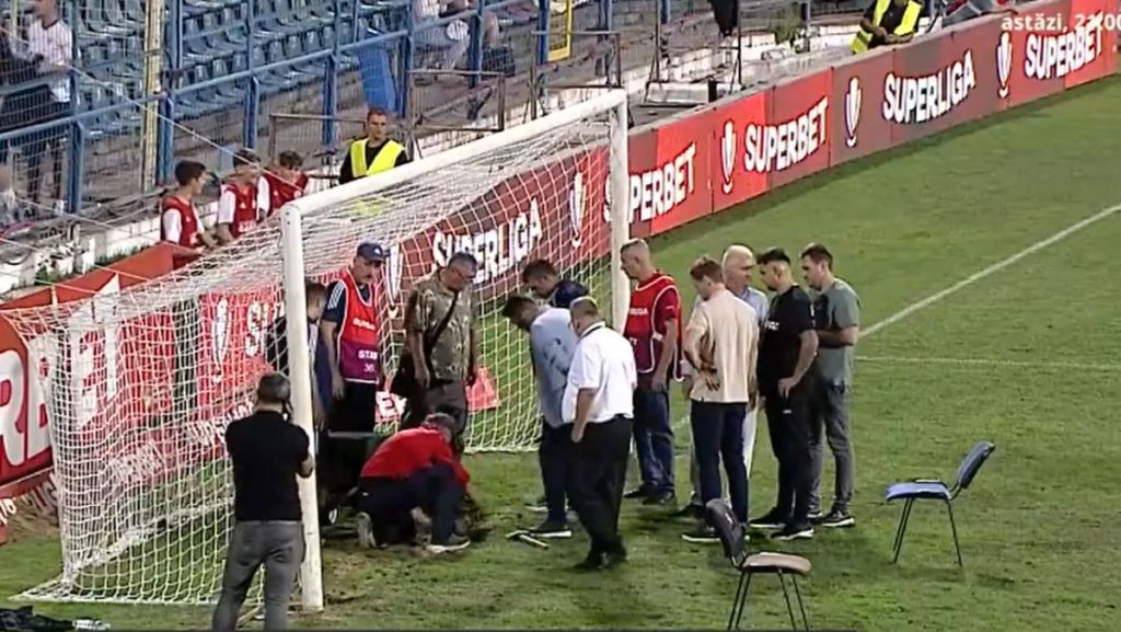 Gălățenii au săpat peste 30 de minute pentru că porțile nu aveau dimensiunile regulamentare / FOTO: Captura Prima Sport via GOLAZO.ro