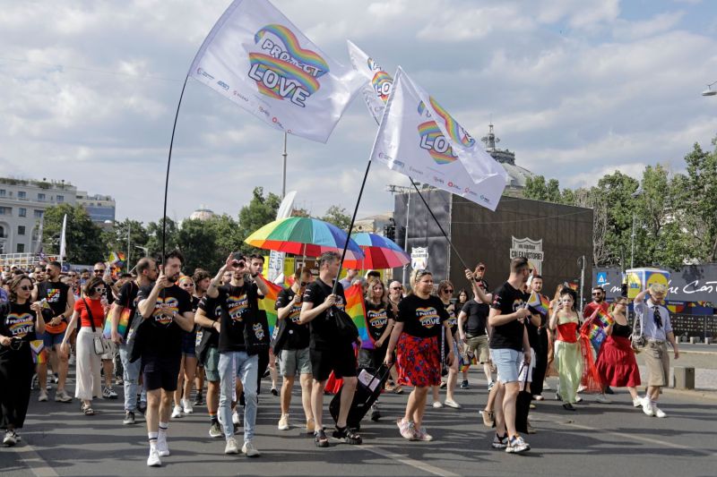 Primarul din Oradea, acuzat de cenzură de către comunitatea LGBTQ: „Este vorba despre homofobie și transfobie instituționalizată” / Protest în fața primăriei 