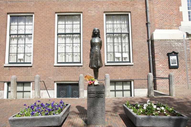 FOTO Statuia lui Anne Frank din Amsterdam, vandalizată cu vopsea roșie, cu mesajul „Free Gaza” / Al doilea astfel de incident în mai puțin de o lună