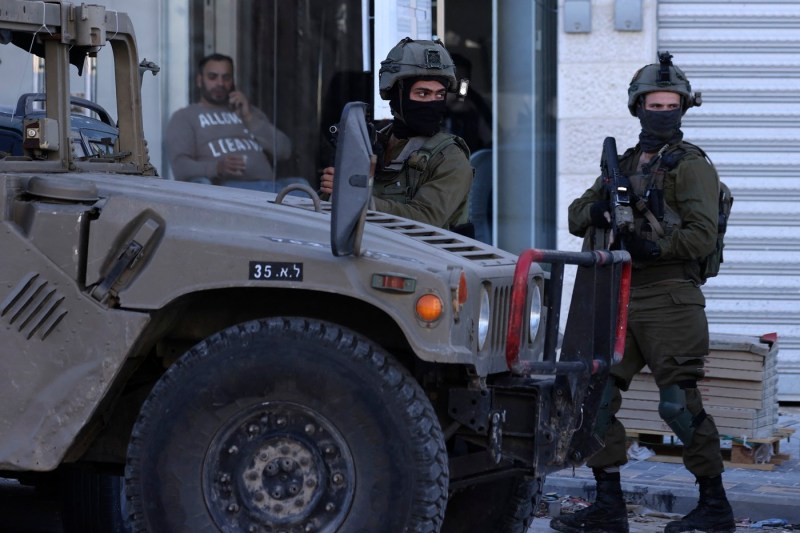 Soldați israelieni cantonați în Jit. Foto: jaafar ashtiyeh / AFP / Profimedia