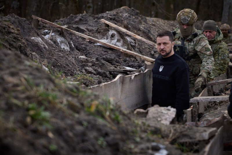 Zelenski vizitează frontul fierbinte. Ucraina revendică un nou avans în Kursk, dar are probleme serioase în Donețk