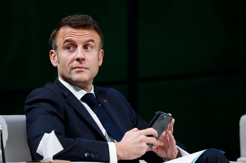 Emmanuel Macron cu telefonul în mână / FOTO: Ludovic MARIN / AFP / Profimedia