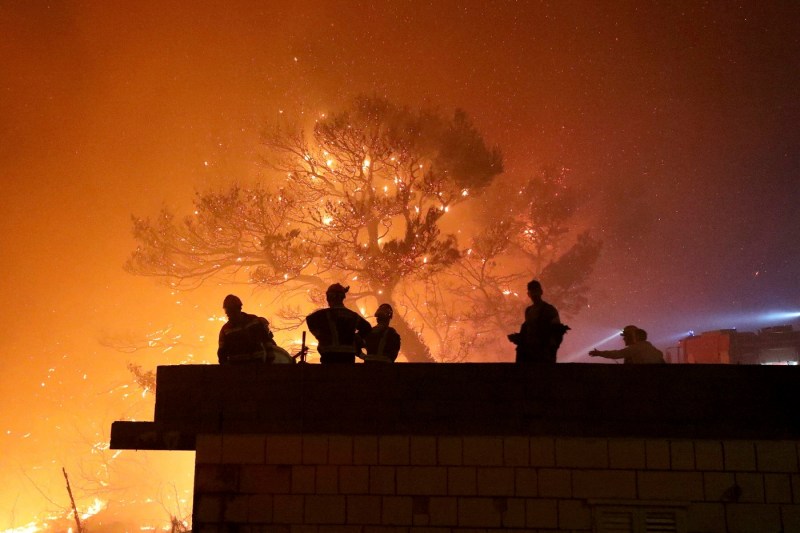 VIDEO Sute de pompieri se luptă cu incendiile de vegetaţie în Croaţia