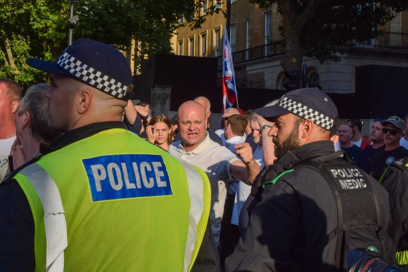 VIDEO Ciocniri cu poliţia în faţa Downing Street, după protestele antiimigraţie din Southport