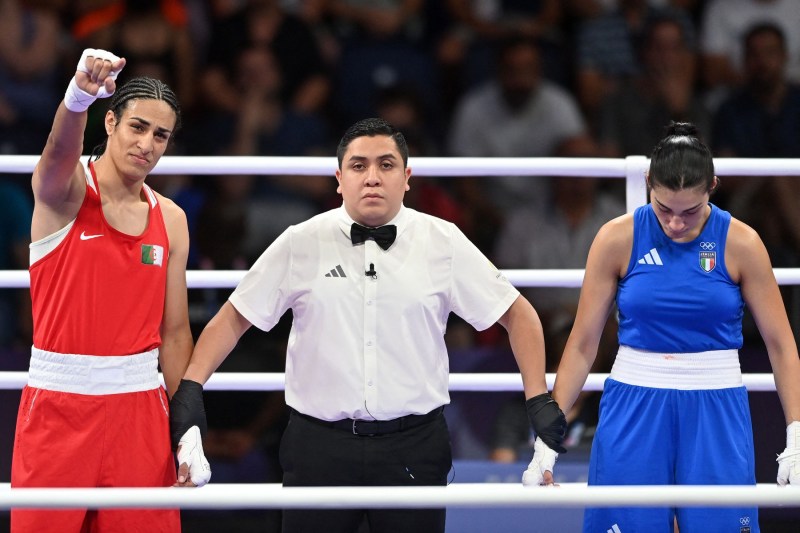 Imane Khelif din Algeria (în roșu) și Angelei Carini din Italia (în albastru) în ziua a șasea a Jocurilor Olimpice Paris 2024 la North Paris Arena pe 1 august 2024. Foto: Fabio Bozzani / AFP / Profimedia