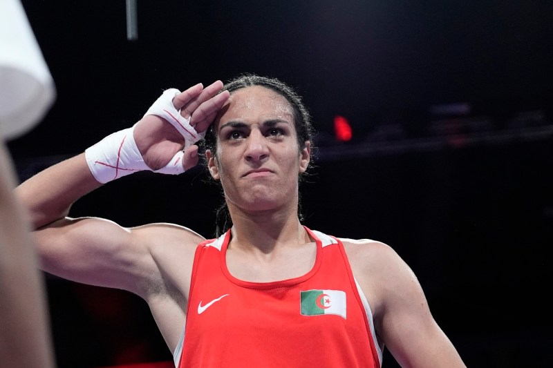 Pugilista Imane Khelif, din Algeria, sărbătorește după ce a învins-o pe Anna Hamori, din Ungaria, în meciul de box feminin din sferturile de finală la Jocurile Olimpice de vară din 2024. Foto: John Locher / AP / Profimedia