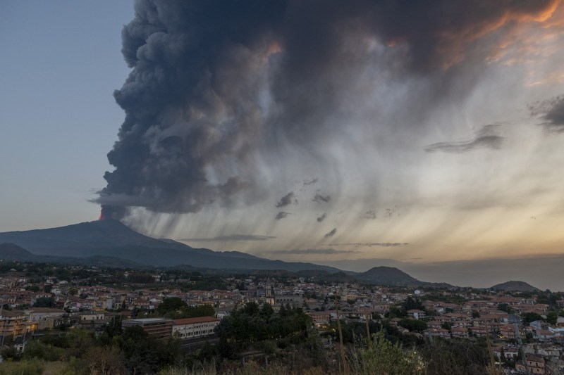 VIDEO Vulcanul Etna a erupt din nou. Aeroportul din Catania limitează numărul zborurilor