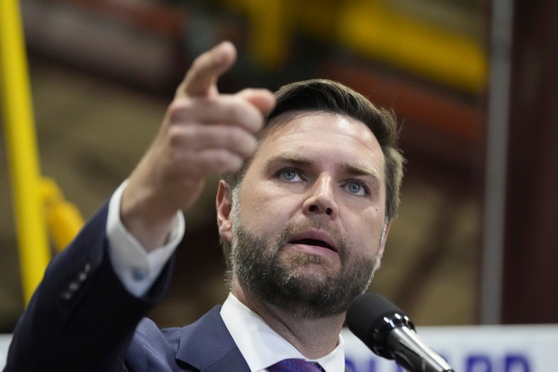 J.D. Vance contraatacă echipa democrată pentru Casa Albă: „Ei sunt cei ciudați.” Republicanul invocă strângerea de mână dintre Tim Walz și soția lui